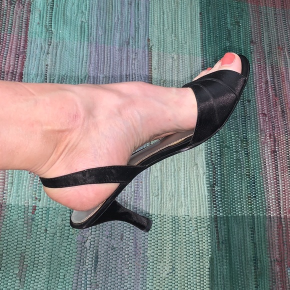 9.5M Liz Claiborne black satin slingbacks - Picture 2 of 8